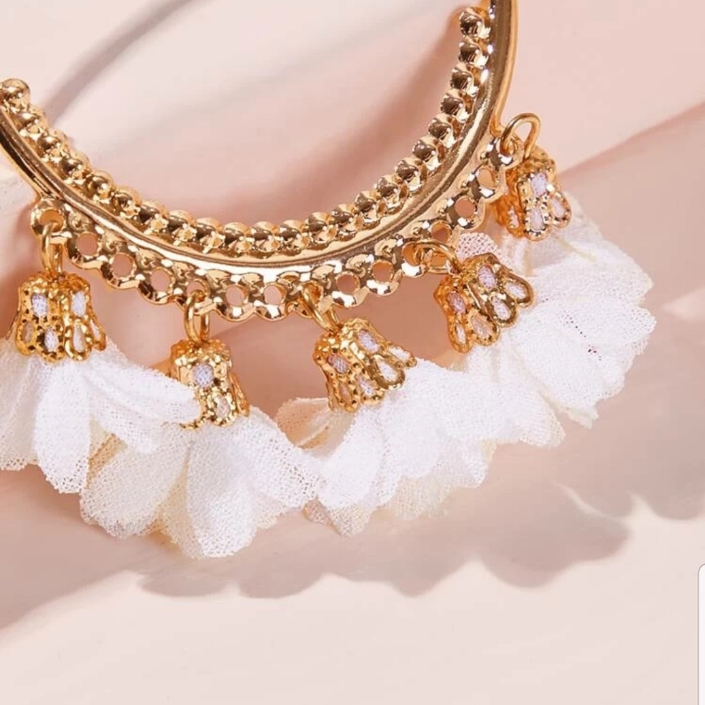 ◇Tabatha◇ White Flowers Hoop Earrings - Picture 4 of 4